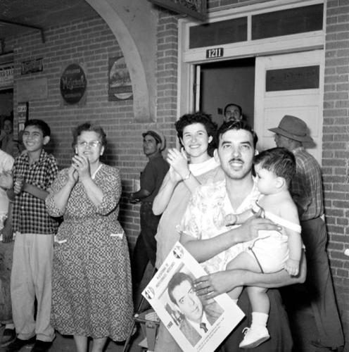 Neolaredenses por la Avenida Guerrero en 1958 reciben a Adolfo López Mateos.
