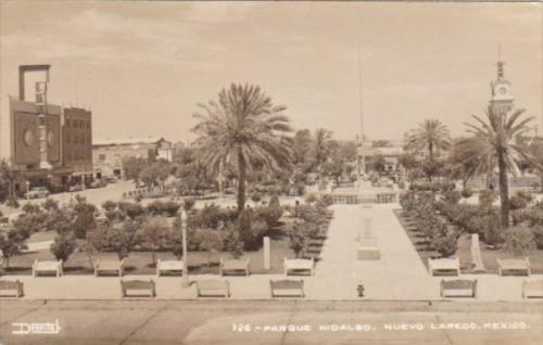 Panorámica de la Plaza Hidalgo de Nuevo Laredo. Década de 1940.