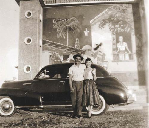 Pareja frente al Autocine Serenata. C. a. 1956.