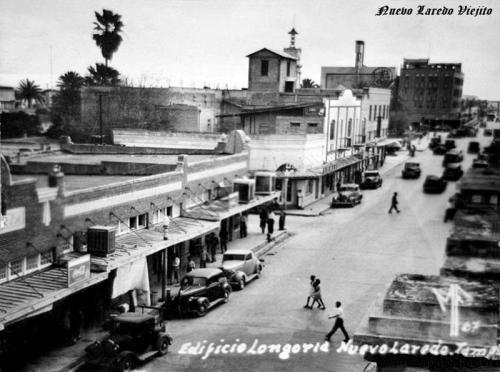 Parte del Edificio Longoria y panorámica de la Avenida Guerrero vista al sur en Nuevo Laredo. Década de 1940.