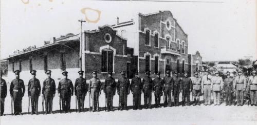 Personal del Resguardo Aduanal frente a la Antigua Aduana de Nuevo Laredo. C. a. 1940.