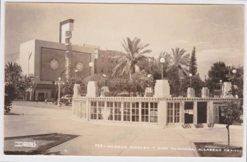 Plaza Hidalgo y Cine Alameda en Nuevo Laredo. Mediados de siglo XX.