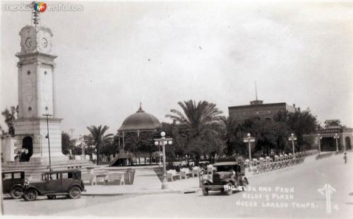 Plaza Hidalgo y reloj publico en Nuevo Laredo. Década de 1920.