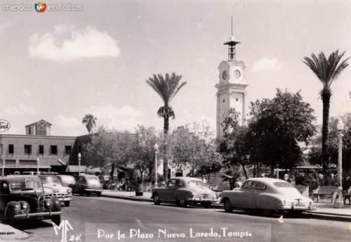 Plaza Hidalgo y torre del reloj publico en Nuevo Laredo. Década de 1940.