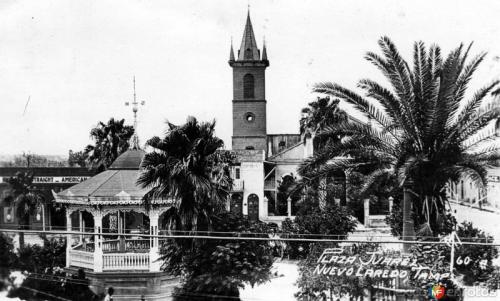 Plaza Juárez y Templo del Santo Nino en Nuevo Laredo. Principios de siglo XX.