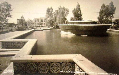 Plaza Primero de Mayo en Nuevo Laredo. Década de 1940.
