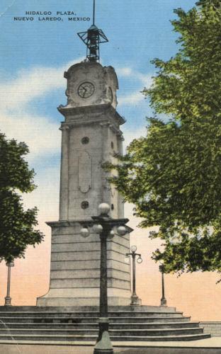 Postal coloreada con la imagen del Reloj de la Plaza Hidalgo en Nuevo Laredo.