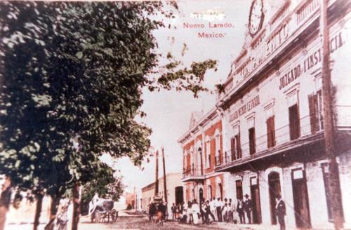 Postal coloreada con la imagen del antiguo Palacio Municipal de Nuevo Laredo. C. a. 1910.