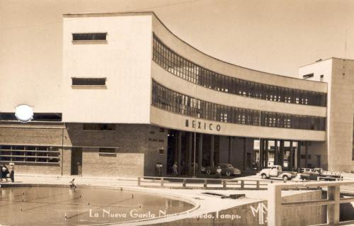Postal con la imagen de la Garita Miguel Alemán de Nuevo Laredo. Mediados del siglo XX.