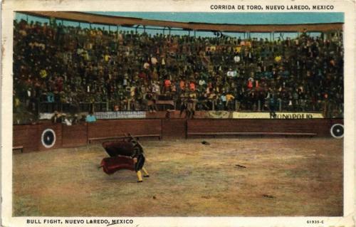 Postal iluminada que muestra una corrida de toros en Nuevo Laredo.