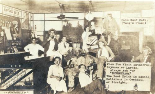 Postal publicitaria sobre una casa de licores en Nuevo Laredo Reynosa y Matamoros. Década de 1930.