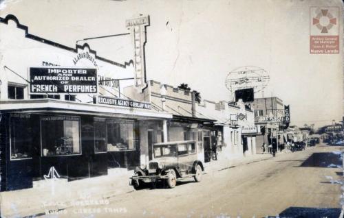 Primeras cuadras de la Avenida Guerrero en Nuevo Laredo. Década de 1930.