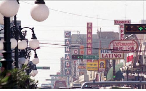 Publicidad sobre la Avenida Guerrero de Nuevo Laredo. Década de 1990.