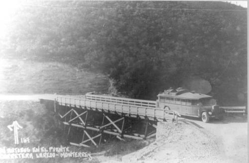 Puente en la Cuesta de Mamulique Carretera México Laredo. Década de 1930.