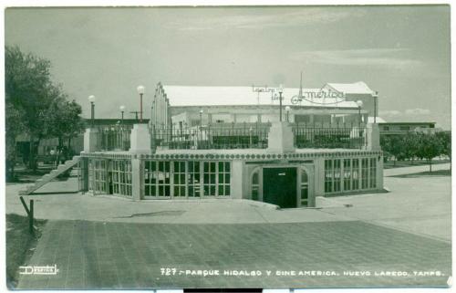 Quiosco remodelado de la Plaza Hidalgo y Cine América al fondo. Nuevo Laredo Tamps. Década de 1940.