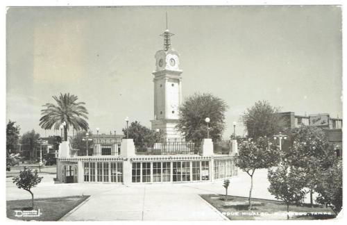 Quiosco y reloj de la Plaza Hidalgo de Nuevo Laredo. Década de 1940.