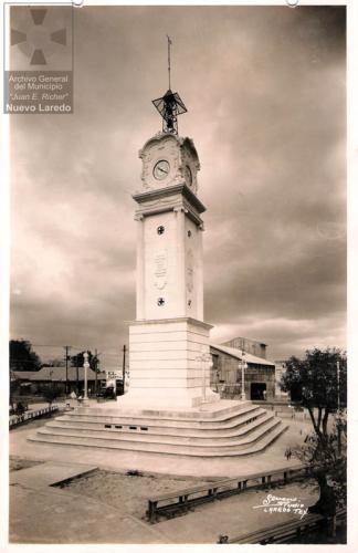 Reloj de la Plaza Hidalgo en Nuevo Laredo. Década de 1920.