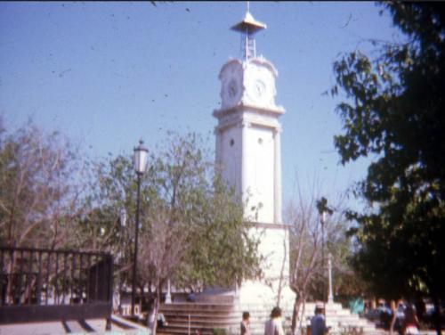 Reloj publico de la Plaza Hidalgo en Nuevo Laredo. Década de 1970.