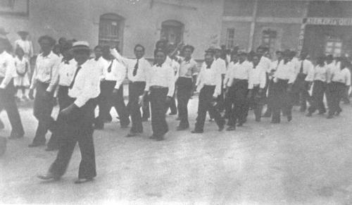 Sindicato de Meseros desfilando el 1 de mayo de 1940 en Nuevo Laredo.
