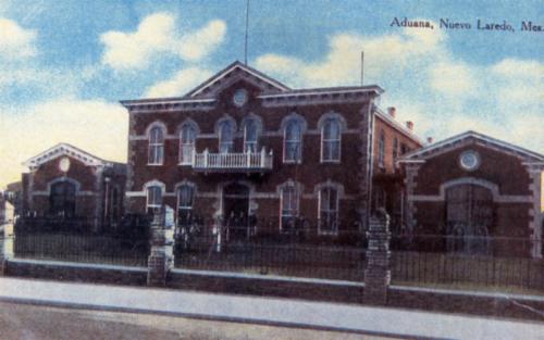 Tarjeta postal coloreada con la imagen de la Antigua Aduana de Nuevo Laredo. C. a. 1910.