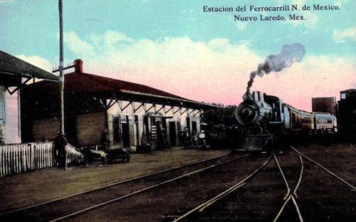 Tarjeta postal coloreada con la imagen del tren llegando a la primera estación de Nuevo Laredo. Ca. 1900.