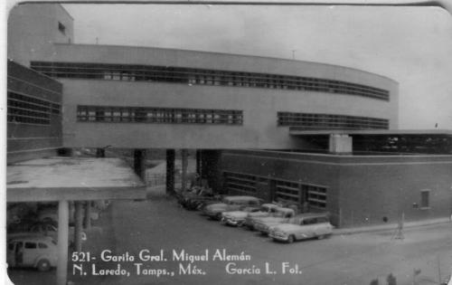 Tarjeta postal con la imagen de la Garita Miguel Alemán de Nuevo Laredo. Mediados de siglo XX.