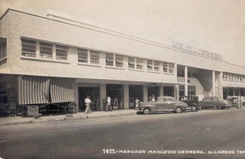 Tarjeta postal con la imagen del Mercado Maclovio Herrera por la Avenida Guerrero. Mediados del siglo XX.