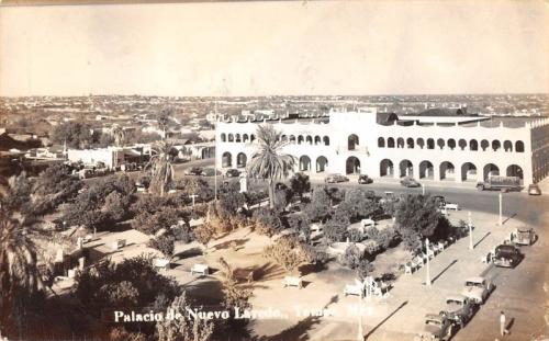 Tarjeta postal con la imagen del Palacio Federal y parte de la Plaza Hidalgo en Nuevo Laredo. Década de 1940.