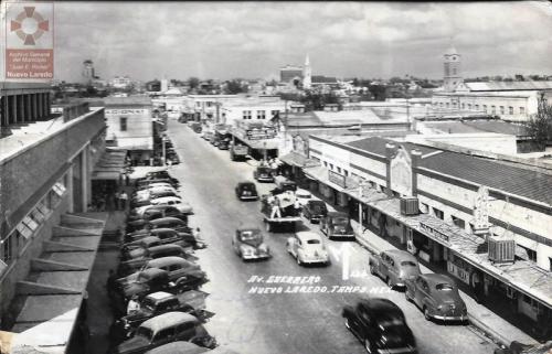 Tarjeta postal con una panorámica rumbo al norte de la Avenida Guerrero. A la izquierda el Mercado Maclovio Herrera. Década de 1940.