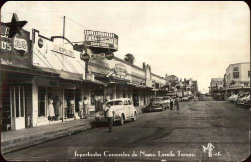 Tarjeta postal con una vista de la Avenida Guerrero en Nuevo Laredo. Década de 1950.