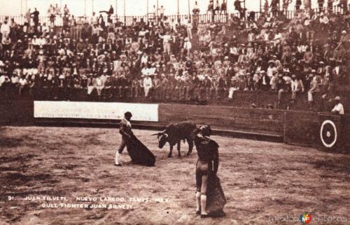Tarjeta postal donde se aprecia una corrida de toros en Nuevo Laredo. Principios del siglo XX.