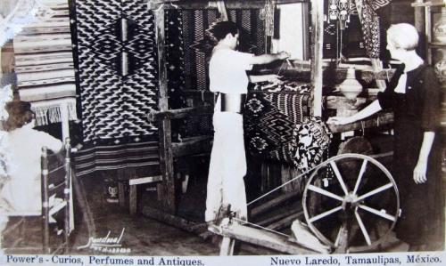 Telar tradicional para zarapes en una casa de artesanías en Nuevo Laredo. Década de 1930.