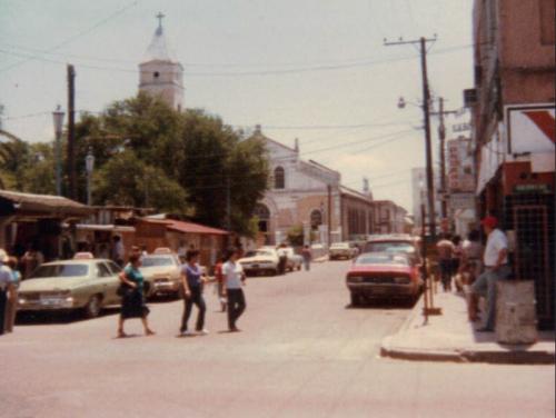Templo del Santo Nino y Plaza Juárez ocupada por locatarios del Mercado Maclovio Herrera. C. a. 1981.