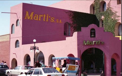 Tienda Marti's en la esquina de Avenida Guerrero y Victoria en Nuevo Laredo. Década de 1990.