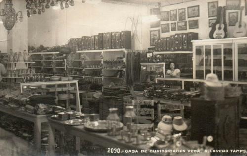 Tienda de artesanía y curiosidades Vega en Nuevo Laredo. Década de 1940.