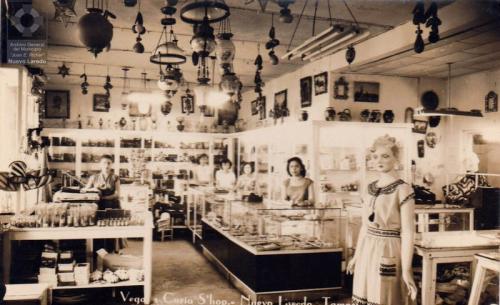 Tienda de artesanías y curiosidades Vegas en Nuevo Laredo. Década de 1950.