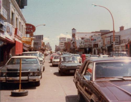 Trafico por la Avenida Guerrero de Nuevo Laredo. Década de 1980.