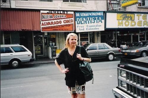 Turista estadounidense en el centro de Nuevo Laredo. Década de 1990.