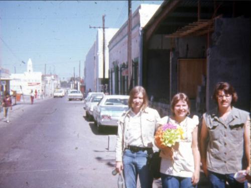 Turistas estadounidenses en el centro de Nuevo Laredo. Década de 1970.