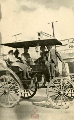 Turistas paseando en una calandria por el centro de Nuevo Laredo. Década de 1940.