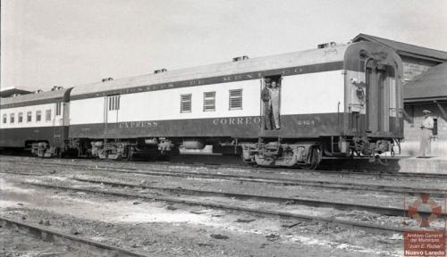 Vagón express estacionado frente a la antigua estación de ferrocarril en Nuevo Laredo. Década de 1950.