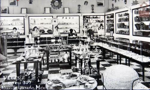 Vegas casa de artesanías y curiosidades en el centro de Nuevo Laredo. Mediados de siglo XX.