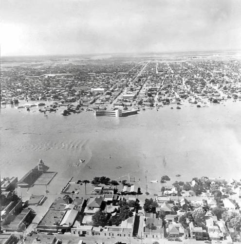 Vista aérea de ambos Laredos durante la gran creciente de 1954.