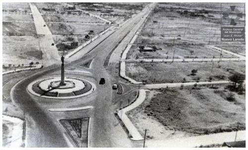 Vista aérea de la rotonda de Benito Juárez y la Avenida Reforma. Década de 1950.