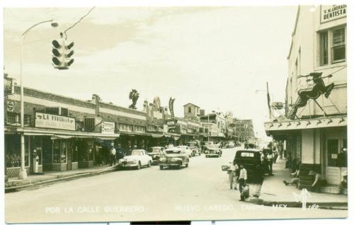 Vista de la Avenida Guerrero rumbo al sur desde la esquina con Hidalgo. Década de 1940.