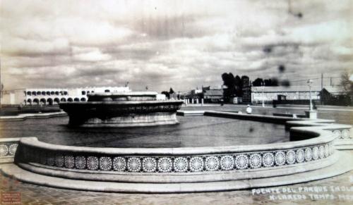 Vista de la fuente en la Plaza Primero de Mayo. C. a. 1938.