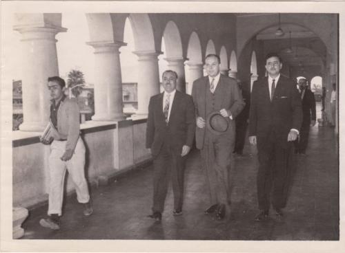 A la izquierda Lic. Ramiro Zárate atendiendo visita de funcionarios norteamericanos.