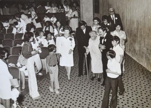 Al salir del Cine Latino después de la celebración del 75 aniv. de labor magisterial de la Profra. Emilia Cantú de Zárate. Oct. de 1975.