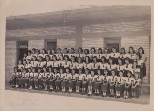 Alumnas de quinto y sexo grado del Colegio Incorp. América de N. Laredo a fin de ciclo escolar 1948 1949.