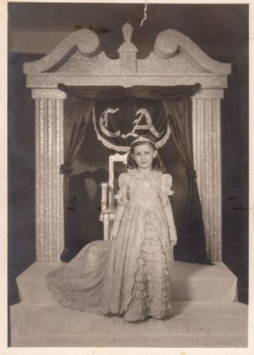 Bertha Alicia Zárate Morales en una coronación del Colegio América. 1953.
